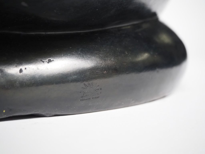 TOUTAIN.  "jeune femme assise" Sculpture en bronze à patine noire H. 4