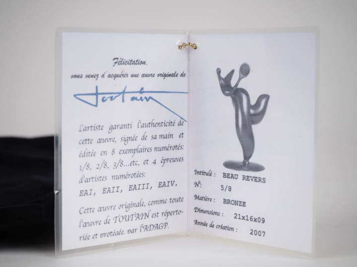 TOUTAIN.  "Beau revers"  Sculpture en bronze à patine brune  Signée et