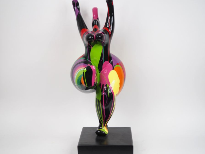 Ecole française contemporaine.  Sculpture en résine polychrome  "Nana"