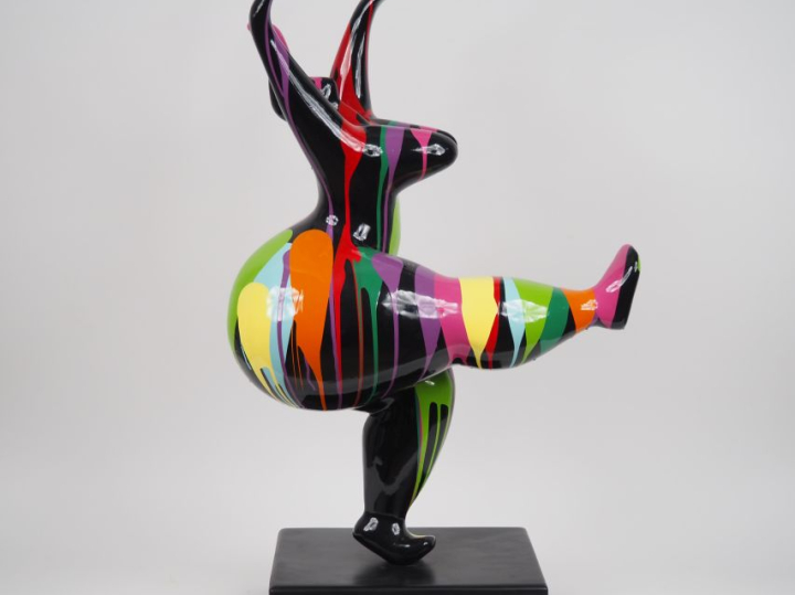 Ecole française contemporaine.  Sculpture en résine polychrome  "Nana"