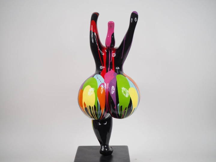 Ecole française contemporaine.  Sculpture en résine polychrome  "Nana"