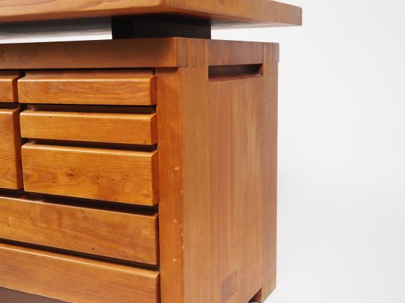 Pierre CHAPO.  Bureau commode B19E en orme. Dim. 73 x 140 x 70 cm/