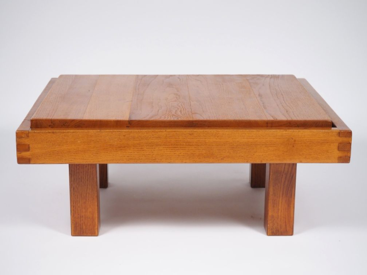 Pierre CHAPO.  Table basse en orme. Dim. 31 x 76 x 69 cm.