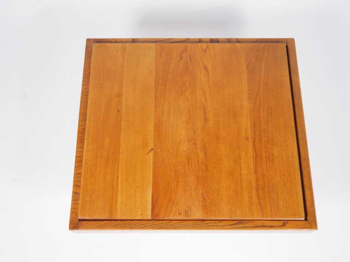 Pierre CHAPO.  Table basse en orme. Dim. 31 x 76 x 69 cm.