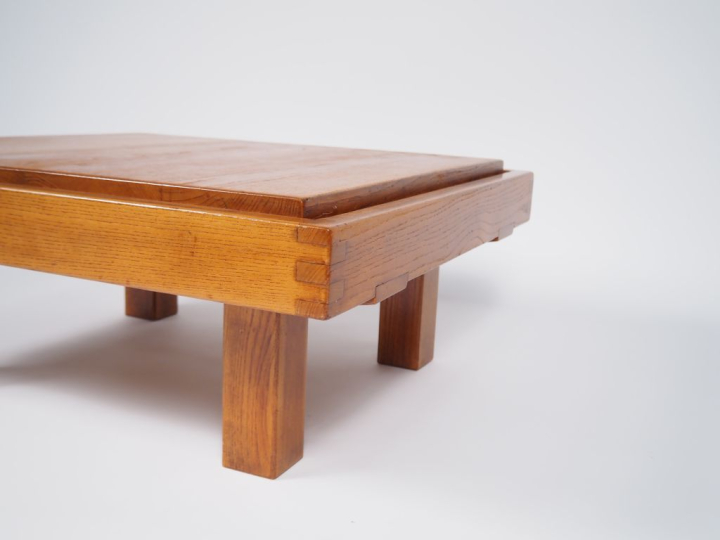Pierre CHAPO.  Table basse en orme. Dim. 31 x 76 x 69 cm.
