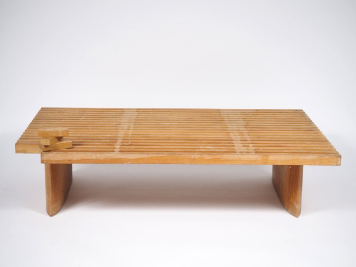 Charlotte PERRIAND.  Banquette "Tokyo". Modèle créé en 1954 composé de