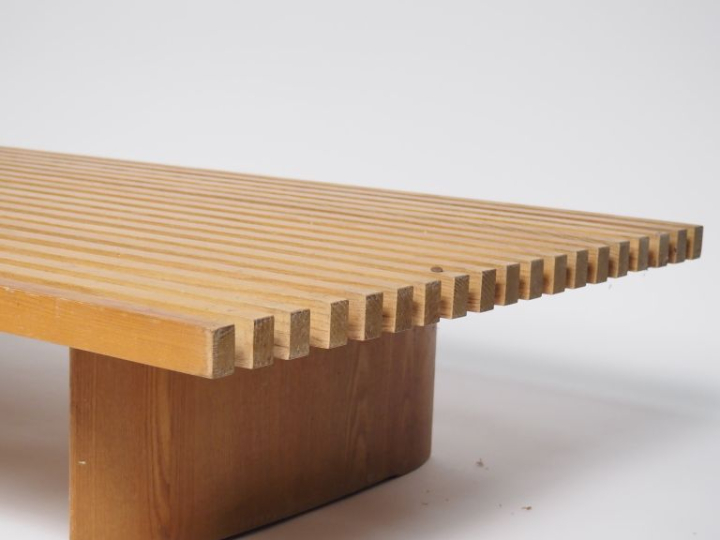 Charlotte PERRIAND.  Banquette "Tokyo". Modèle créé en 1954 composé de