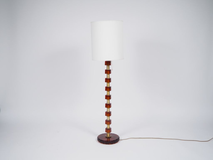Carl FAGERLUND. Lampadaire années 60 en laiton et verre. H. 80 cm.