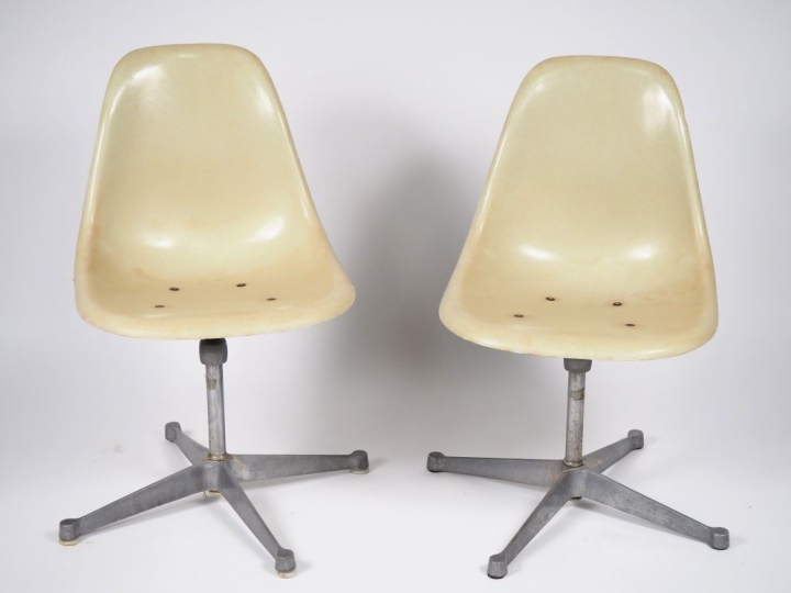 Charles EAMES édition Herman MILLER. Paire de chaises en fibre de verr