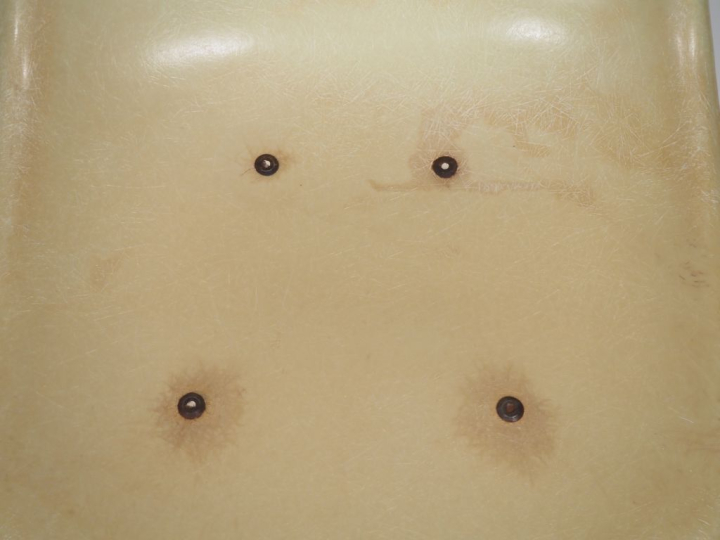 Charles EAMES édition Herman MILLER. Paire de chaises en fibre de verr