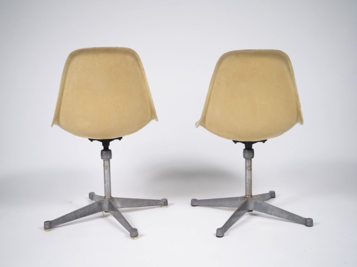 Charles EAMES édition Herman MILLER. Paire de chaises en fibre de verr