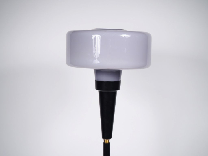 VISTOSI. Lampadaire années 60 en métal laqué, laiton, piètement en pie