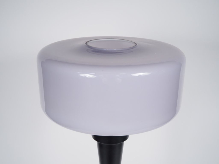 VISTOSI. Lampadaire années 60 en métal laqué, laiton, piètement en pie