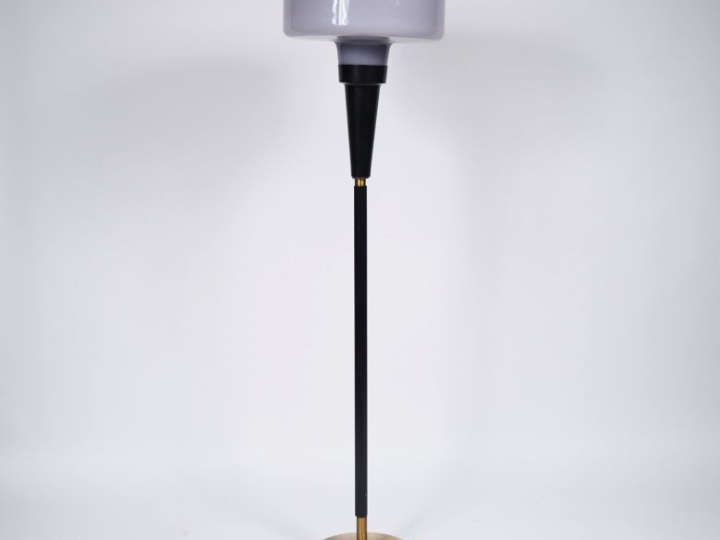 VISTOSI. Lampadaire années 60 en métal laqué, laiton, piètement en pie