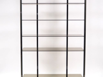 Vente aux enchères Pierre VANDEL. Bibliothèque / étagère années 70 en verre et métal. 5 é