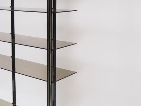 Pierre VANDEL. Bibliothèque / étagère années 70 en verre et métal. 5 é