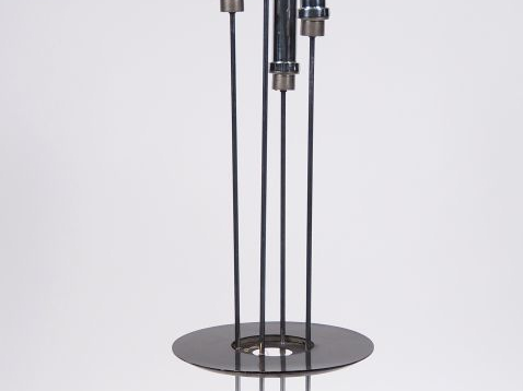 Lampadaire Italien années 70 en métal chromé et acier. Eclairant à 4 l
