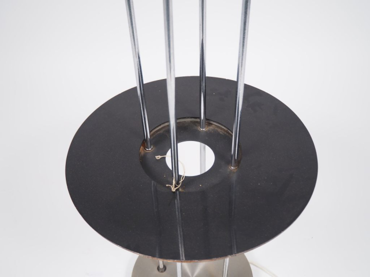 Lampadaire Italien années 70 en métal chromé et acier. Eclairant à 4 l