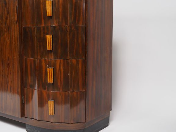 Buffet en bois teinté et plaqué de style Art Déco, ouvrant à une porte