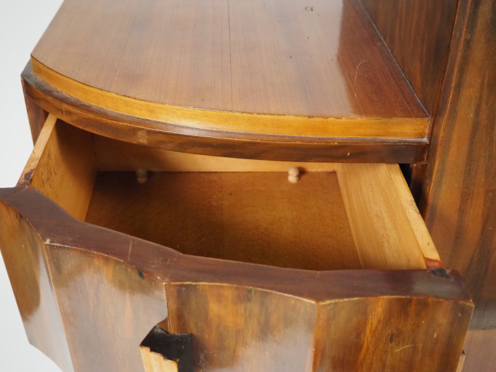 Buffet en bois teinté et plaqué de style Art Déco, ouvrant à une porte