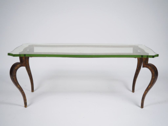 Vente aux enchères Maison RAMSAY. Table basse en métal doré et verre. Dim. 44 x 107 x 53 
