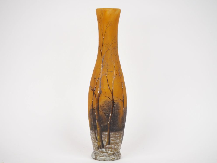 DAUM. Nancy. Grand vase balustre en verre émaillé et polychrome à déco