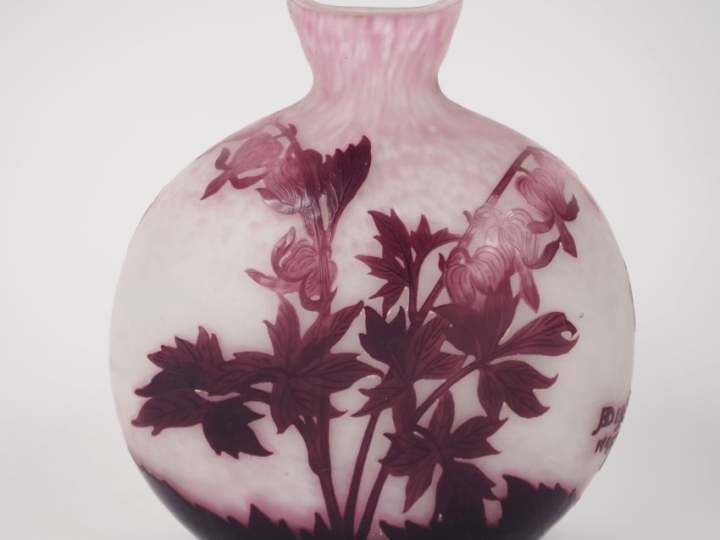 DELATTE.  Vase ovoide à panse applatie en verre à décor gravé en camée