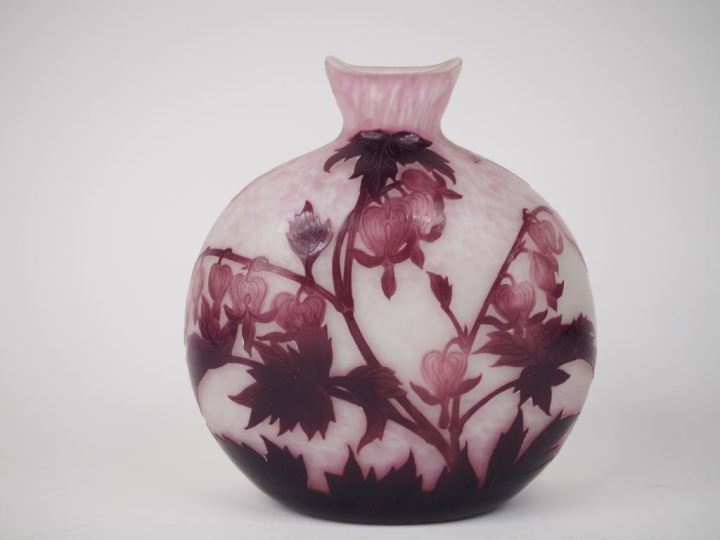 DELATTE.  Vase ovoide à panse applatie en verre à décor gravé en camée