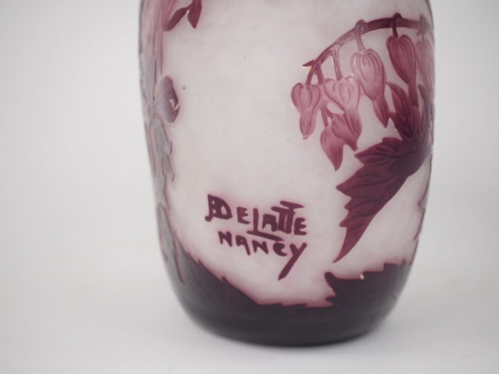 DELATTE.  Vase ovoide à panse applatie en verre à décor gravé en camée