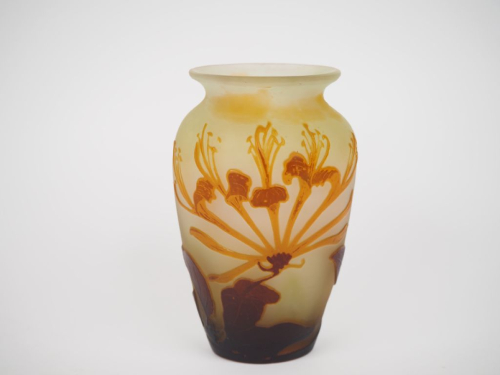 GALLE.  Vase ovoide en verre à décor gravé en camée et à l'acide de fl