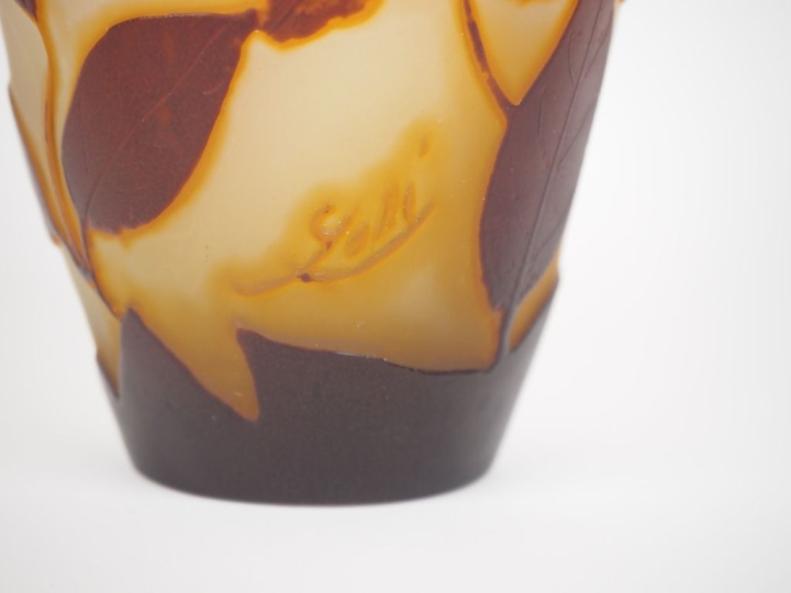 GALLE.  Vase ovoide en verre à décor gravé en camée et à l'acide de fl