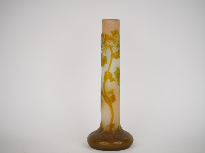 GALLE.  Vase tube en verre à décor gravé en camée et à l'acide de feui