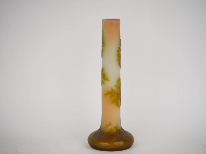 GALLE.  Vase tube en verre à décor gravé en camée et à l'acide de feui