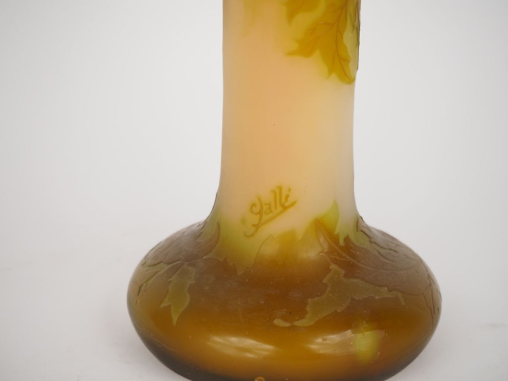 GALLE.  Vase tube en verre à décor gravé en camée et à l'acide de feui