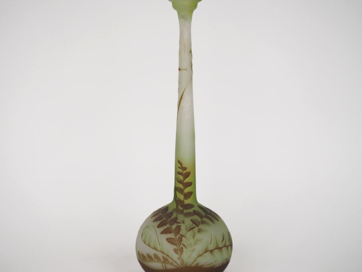 GALLE.  Soliflore en verre à décor gravé en camée et à l'acide de feui