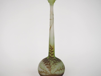 Vente aux enchères GALLE.  Soliflore en verre à décor gravé en camée et à l'acide de feui