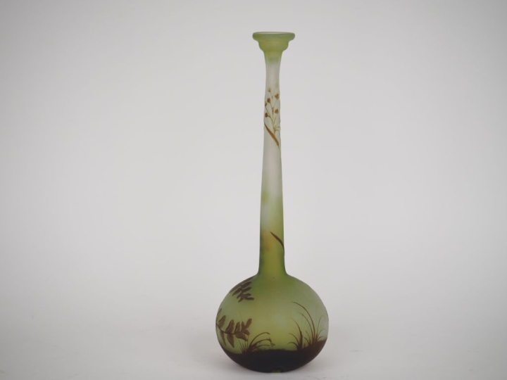 GALLE.  Soliflore en verre à décor gravé en camée et à l'acide de feui