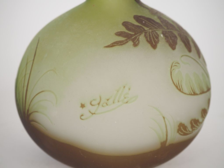 GALLE.  Soliflore en verre à décor gravé en camée et à l'acide de feui