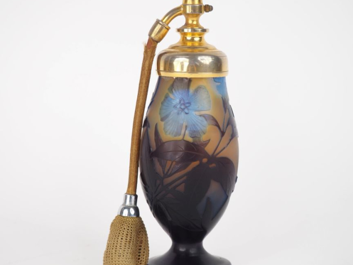 GALLE.  Vase transformé en vaporisateur à décor gravé en camée à l'aci