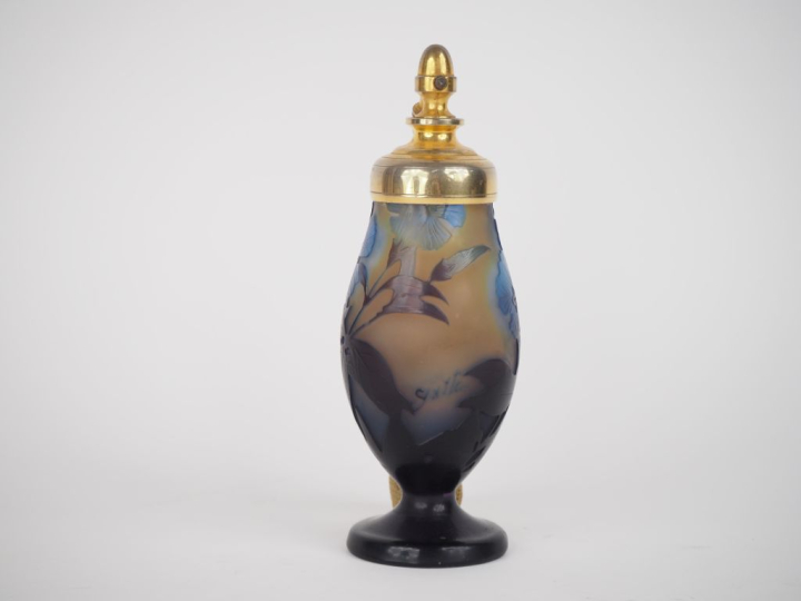 GALLE.  Vase transformé en vaporisateur à décor gravé en camée à l'aci