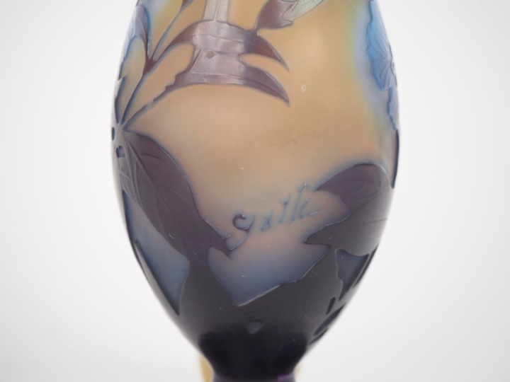 GALLE.  Vase transformé en vaporisateur à décor gravé en camée à l'aci