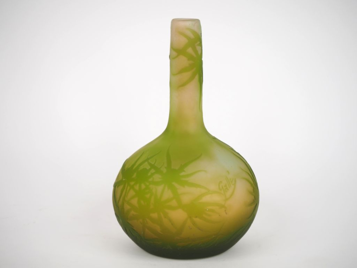 GALLE.  Soliflore en verre à décor gravé en camée et à l'acide de char