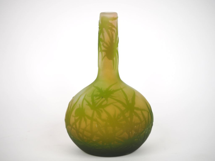 GALLE.  Soliflore en verre à décor gravé en camée et à l'acide de char