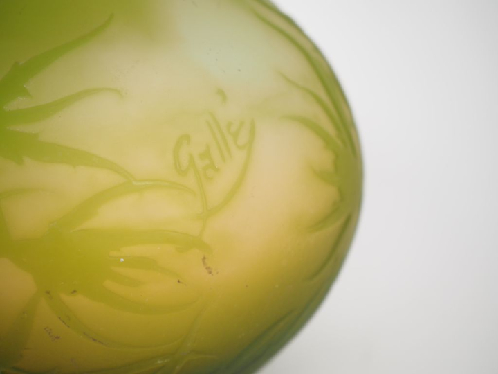 GALLE.  Soliflore en verre à décor gravé en camée et à l'acide de char