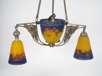 Vente aux enchères MULLER FRERES.  Suspension Art déco en verre éclairant à quatre lumièr