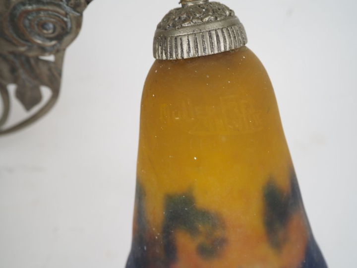 MULLER FRERES.  Suspension Art déco en verre éclairant à quatre lumièr