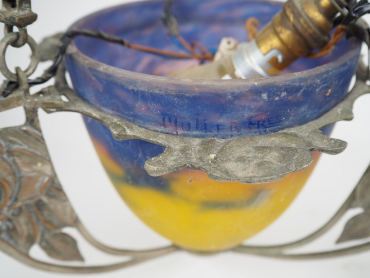 MULLER FRERES.  Suspension Art déco en verre éclairant à quatre lumièr