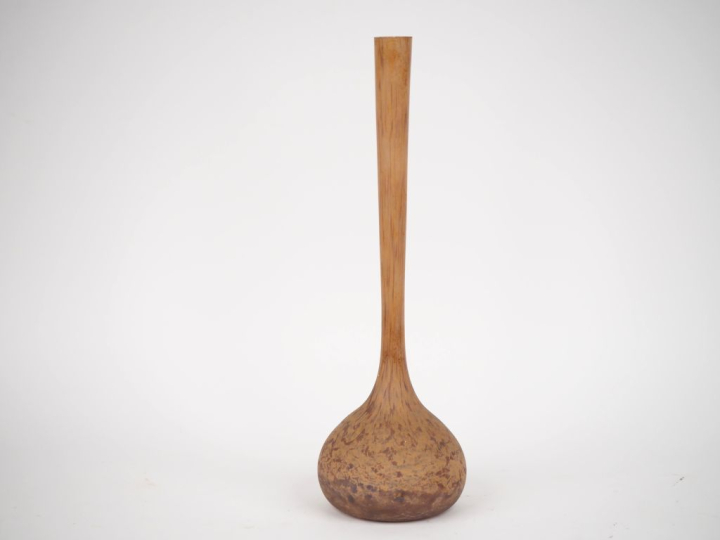 Soliflore Art déco en verre marbré ocre.  H. 42 cm (micro égrenure au 