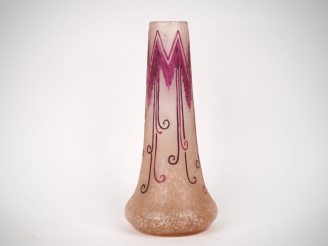 Vente aux enchères LEGRAS.  Vase en verre givré à décor gravé en camée à l'acide dans des