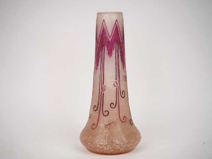 LEGRAS.  Vase en verre givré à décor gravé en camée à l'acide dans des